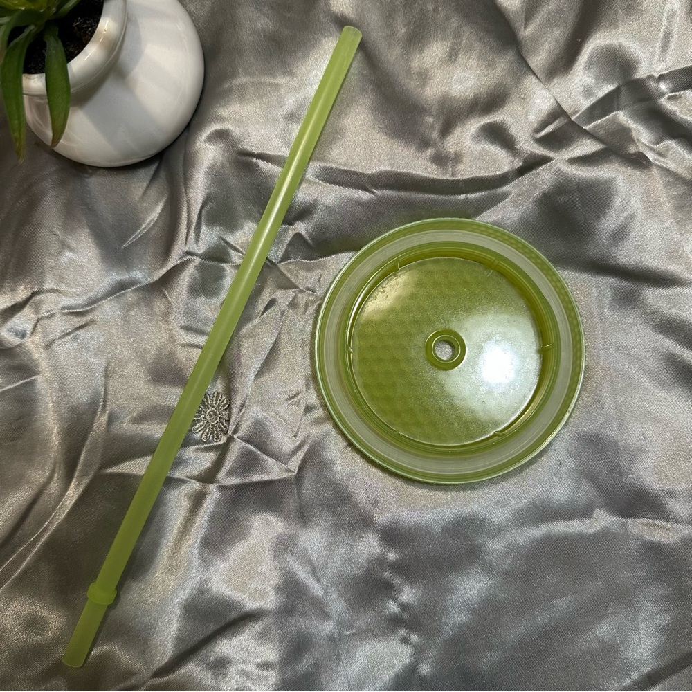 🌹Starbucks • Vibrant 25oz Glow in the Dark Lime Green Tumbler • - Picture 7 of 11
